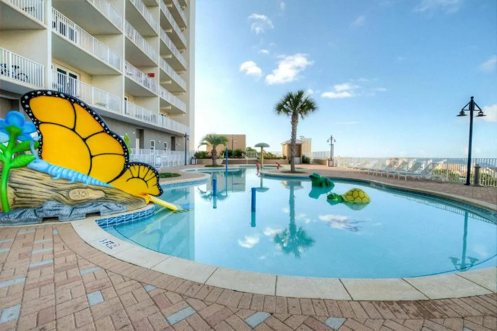 Large 3 Bd Penthouse 2020 In Laketown, Great Views and Amenities!