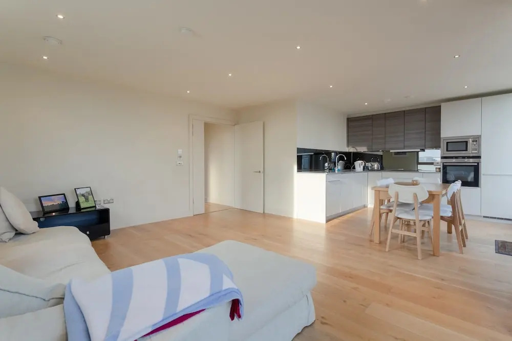 Charming 2 Bedroom Apartment Next to Maltby Market