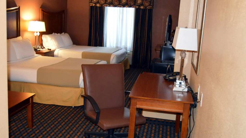Holiday Inn Express & Suites Suffolk