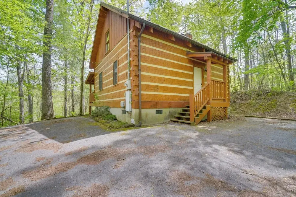 Gatlinburg Cabin with Pool Table about 6 Mi to Downtown!