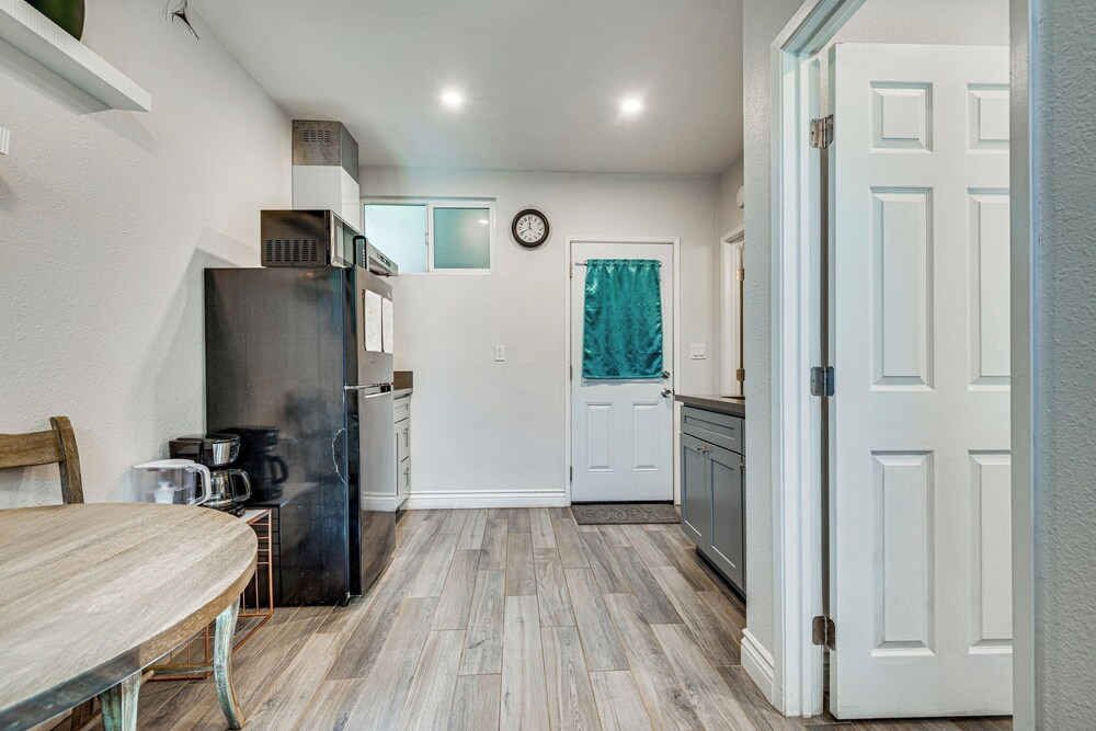Explore Shops, Eats & Entertainment! Pasadena Apt