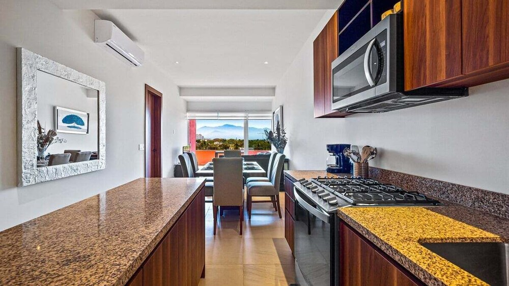 Equipped 3BR House - Pool - Gym - 5 min to Beach