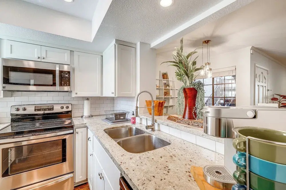 Quiet Condo w/ Pool Access, Near Arizona Boardwalk