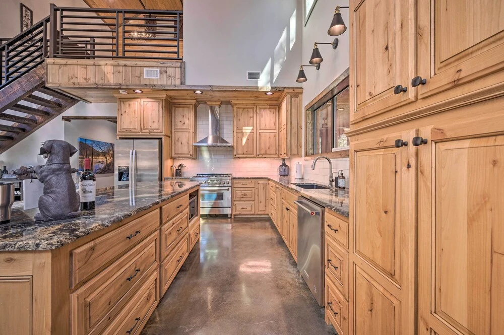 Broken Bow 'lazy Dog Lodge' w/ Hot Tub, Pool Table