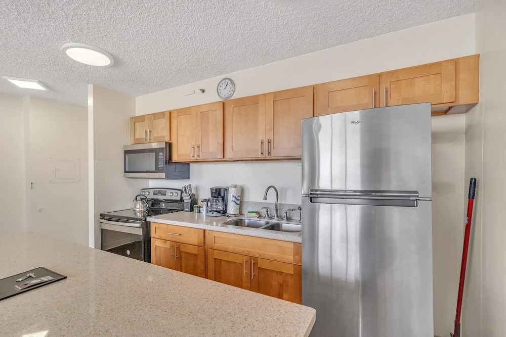 Deluxe Ocean and Diamond Head View Waikiki Condo, Free parking!