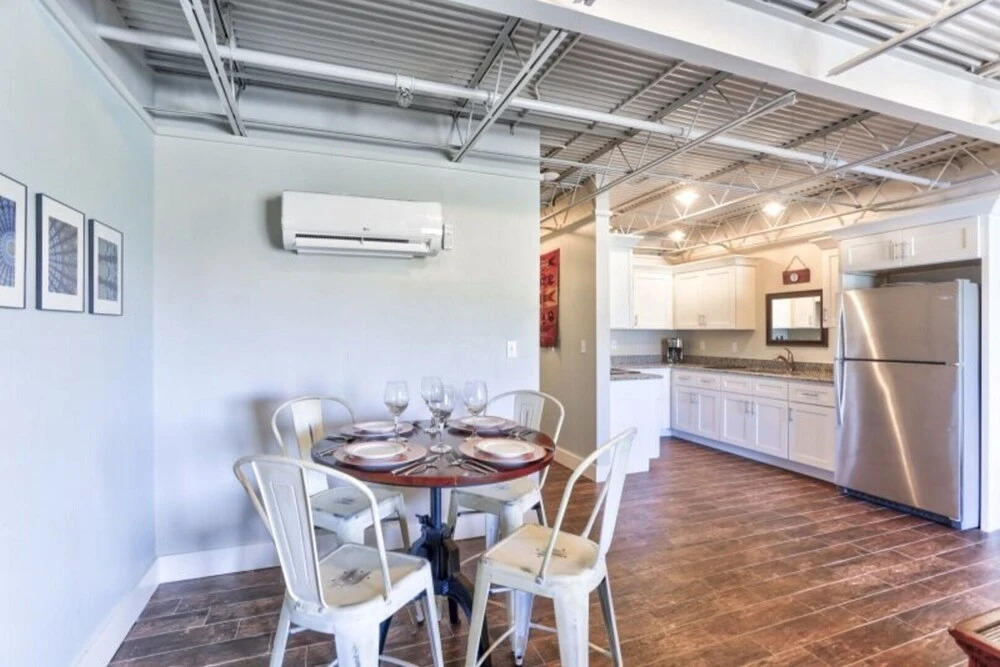 Ocean Jewel 2- Modern Loft Close to Beach and Shops