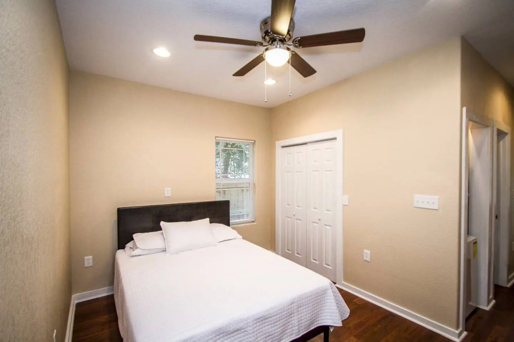 Hackberry St #A Renovated 2BR/2BA Near Downtown