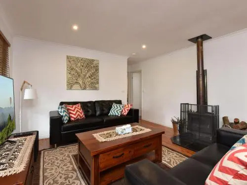 Kangaroo Cottage - cute Accom in bushland setting