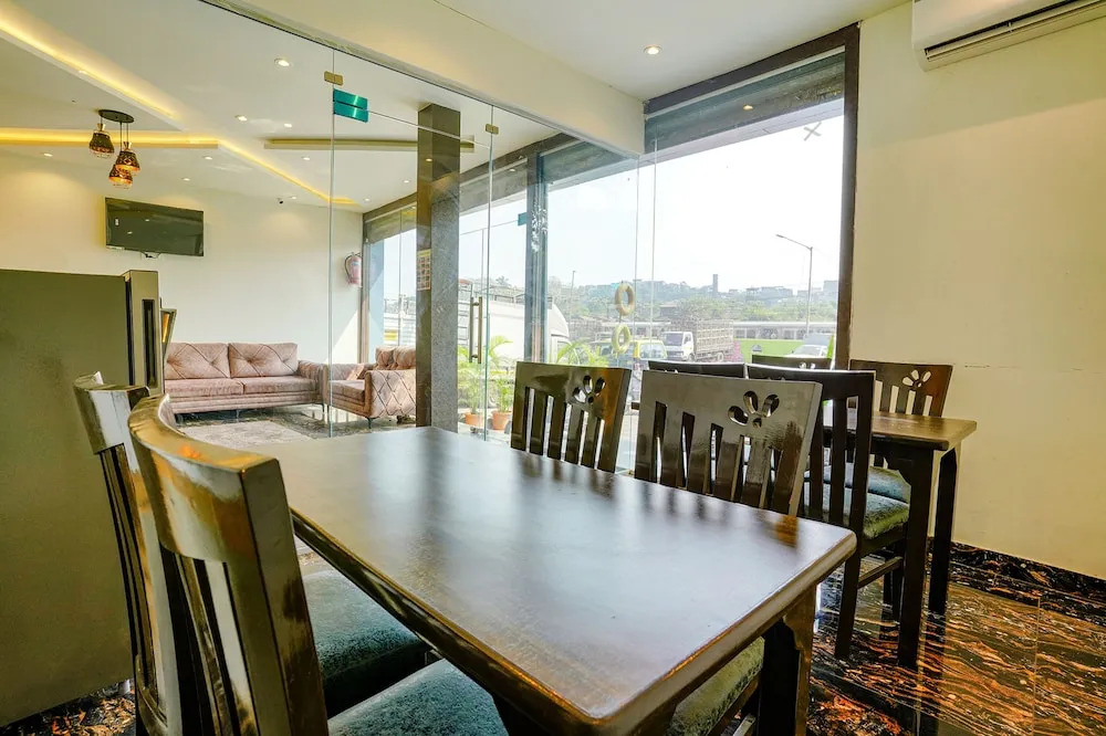 Fabhotel Royal Palace I