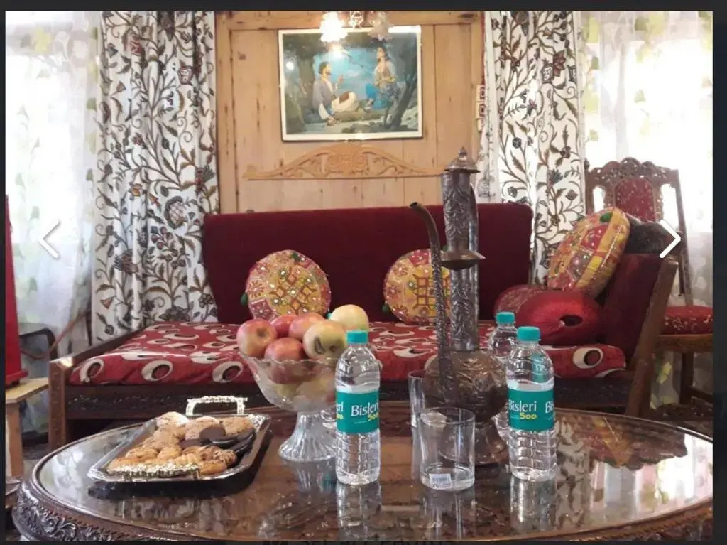 New minar group of houseboats