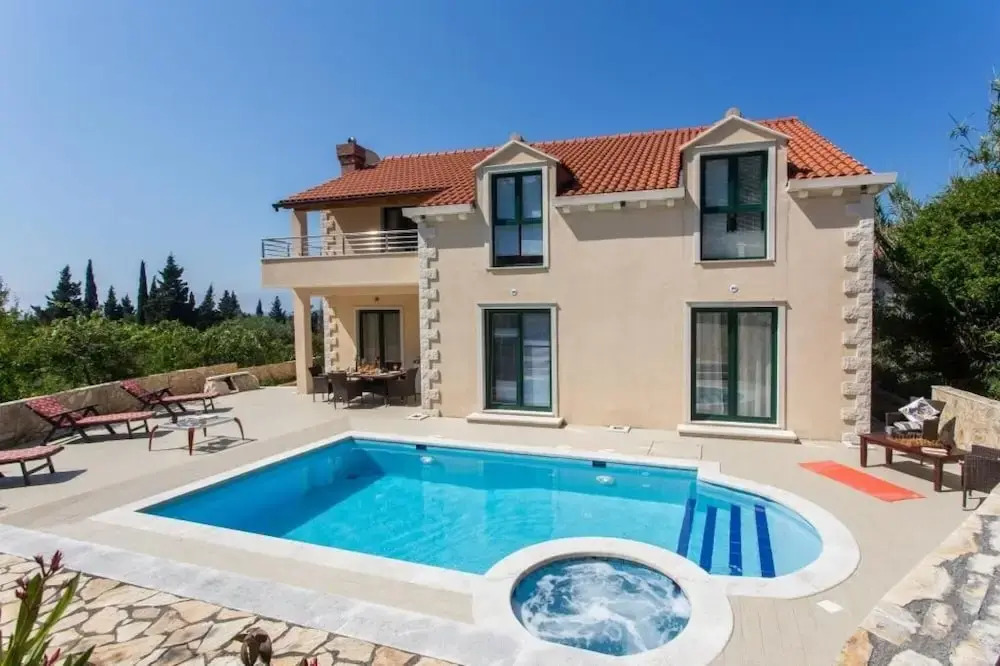 Villa Avoca - Four Bedroom Apartment With Two Balconies and Swimming Pool ID Direct Booker 2124