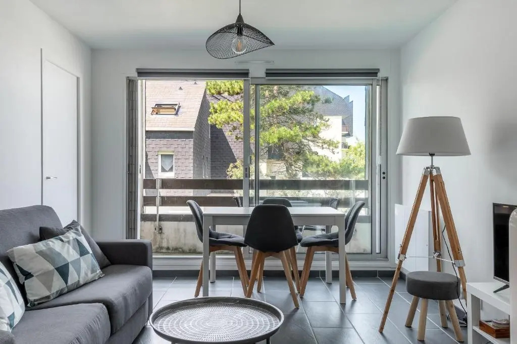 Appt Lumineux - Avec Balcon a 400m de la Plage