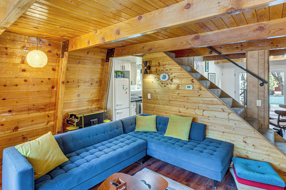 7 Mi to Bear Mountain Ski Resort: Home w/ Hot Tub