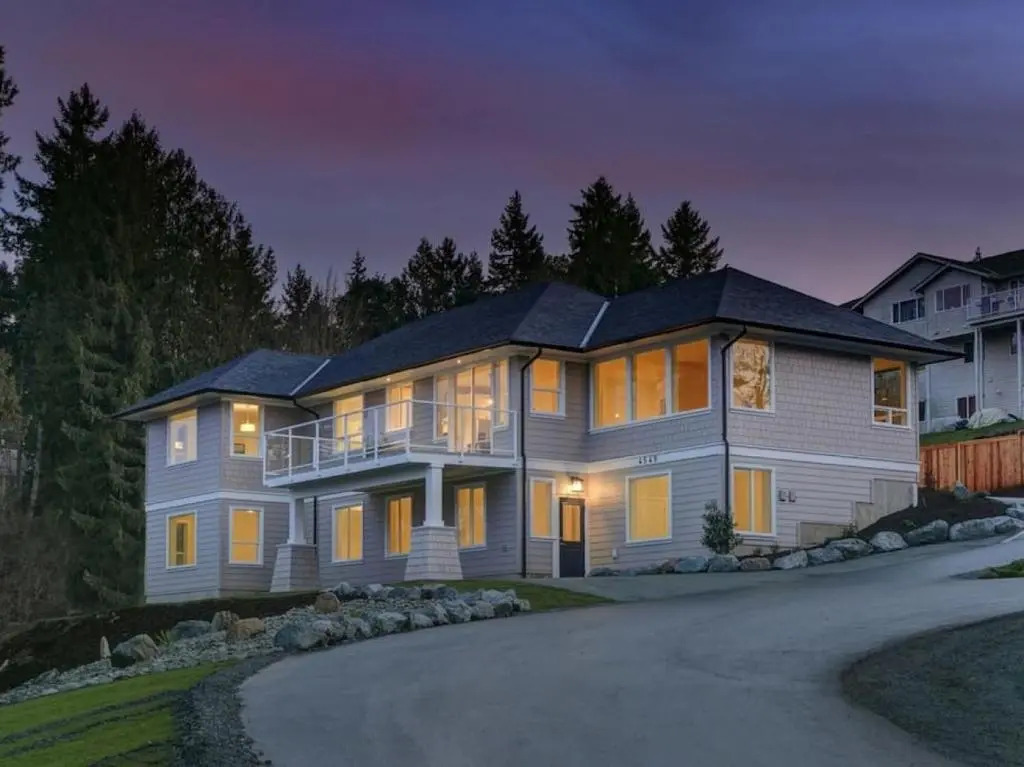 John and Jacqueline Big 4 Bd, 4 Ba home, Steps to Ocean with EV Charger
