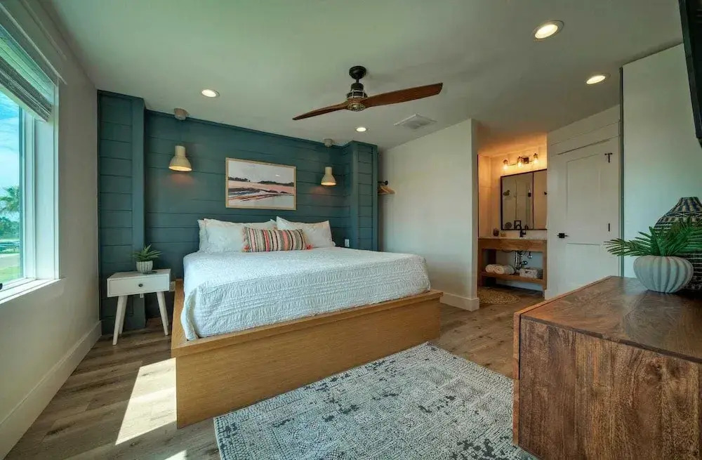 Private Pool, Walk to Beach, 6bdr, Main+guest House Third Sandbar by Avantstay