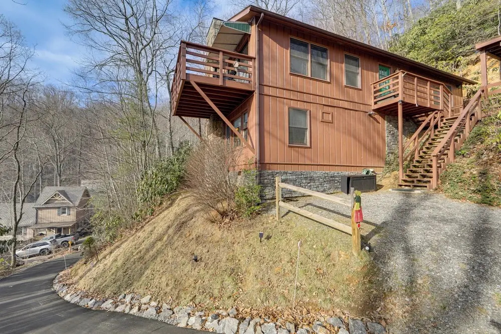 1 Mile to Golfing: Porch w/ Fireplace + Mtn Views