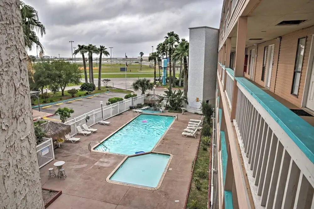 Surfside 'sandcastle Suite' w/ Balcony & 2 Pools!
