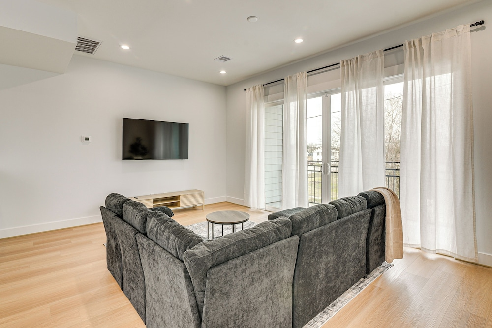 Sleek & Spacious! Prime Houston Home Near NRG