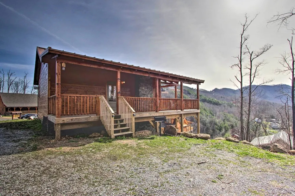 Smoky Mtn Log Cabin w/ Hot Tub & Panoramic Views!
