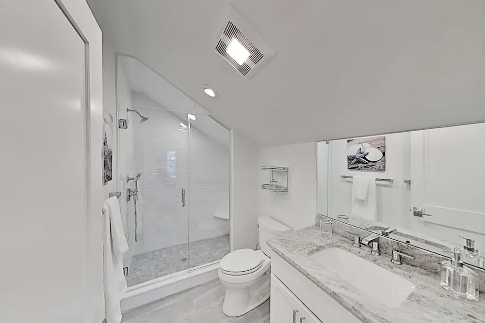Lavish : Amazing Locale Near Dining & Beach 1 Bedroom Condo