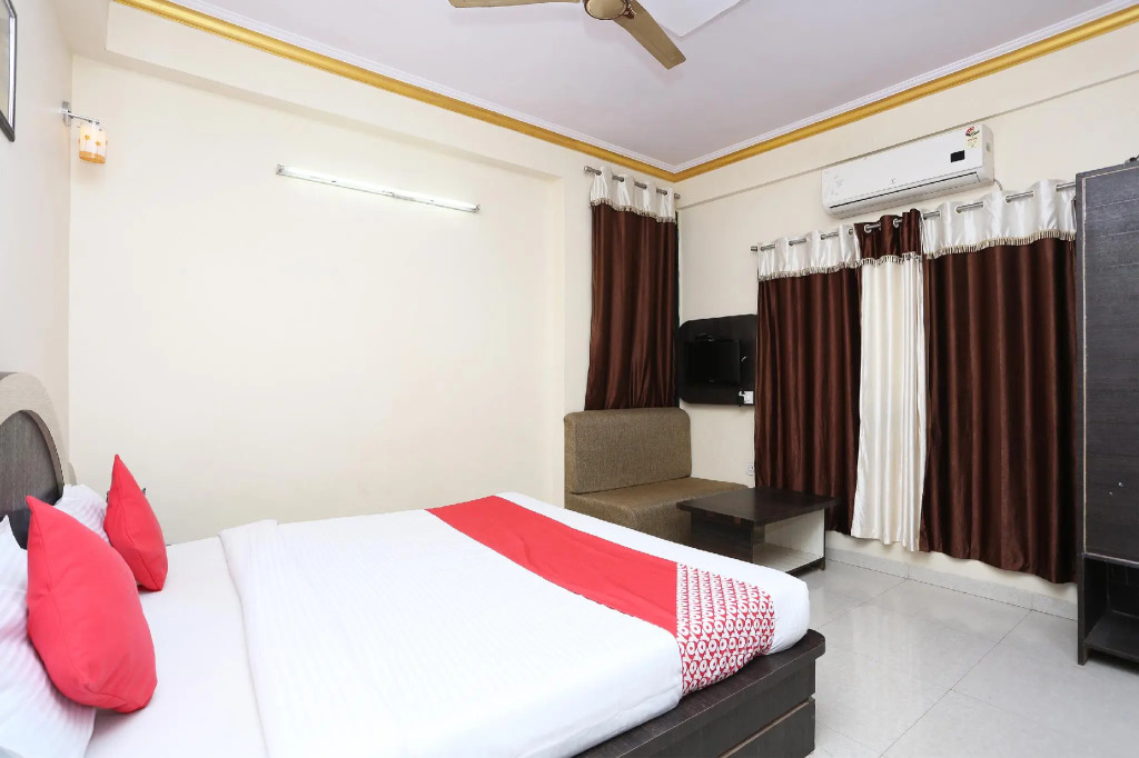 OYO 7828 Hotel Saket