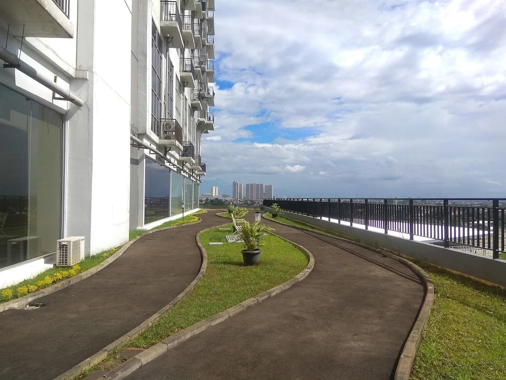 Minimalist Studio Park View Condominium Apartment near Mall
