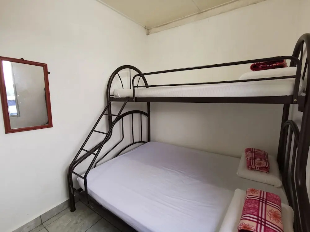 SPOT ON 89963 Sinurambi Homestay 2