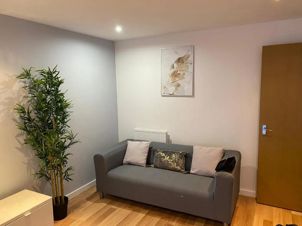 Large 5-Bed city centre townhouse with secure parking