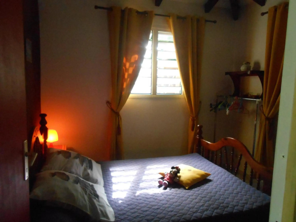 Bungalow de 2 chambres avec vue sur la mer jardin clos et wifi a Deshaies a 2 km de la plage