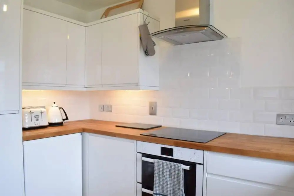 1 Bedroom Queen's Park Flat