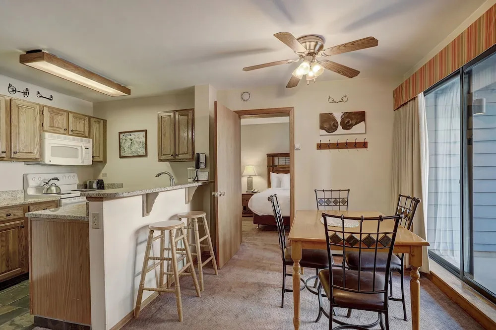 1br Cozy Winter Hideway- Walk To Apres, Shops, Fun- Sleeps 6 1 Bedroom Condo by RedAwning