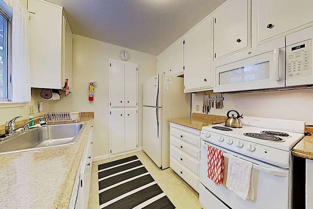 828 Alameda Ave Home - 3 Br home by RedAwning