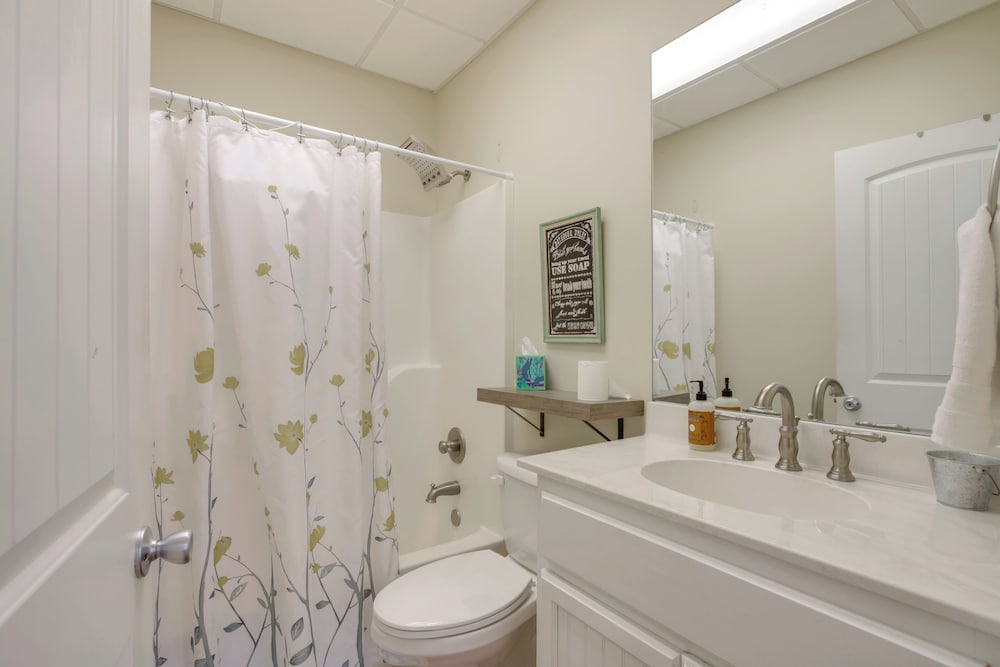 On-site Lake Access: Serene Waterloo Getaway