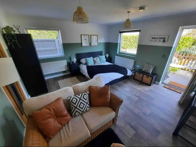 The Cwtch,Self Contained Coastal Annex Freshwater (Adults Only)