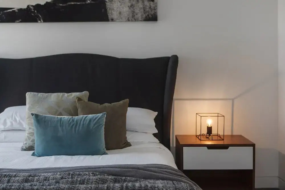 Chic 1-bed With a Sleek Balcony Near Shops