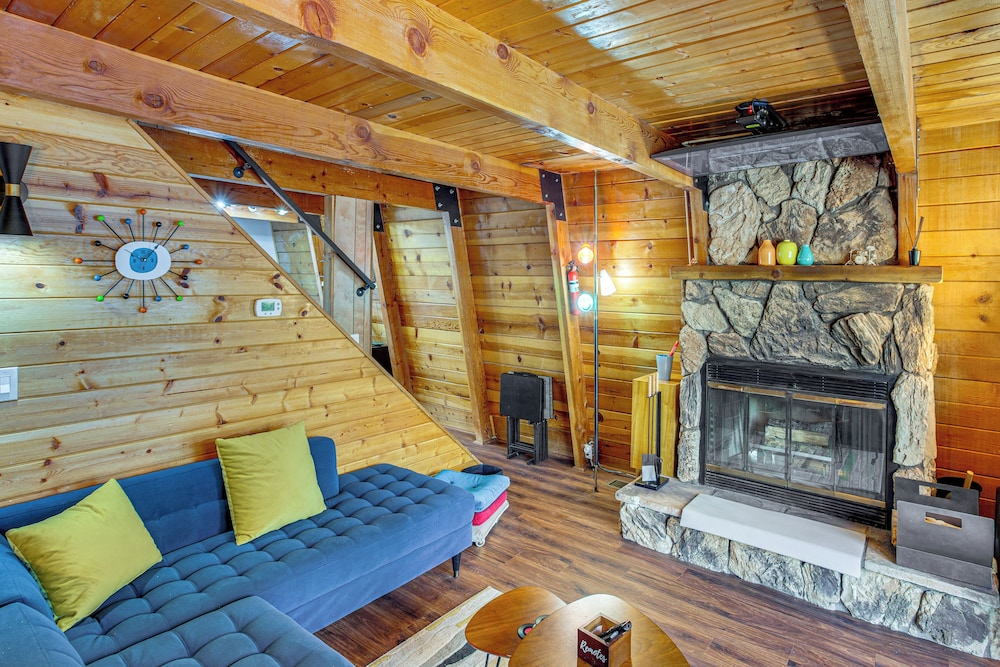 7 Mi to Bear Mountain Ski Resort: Home w/ Hot Tub