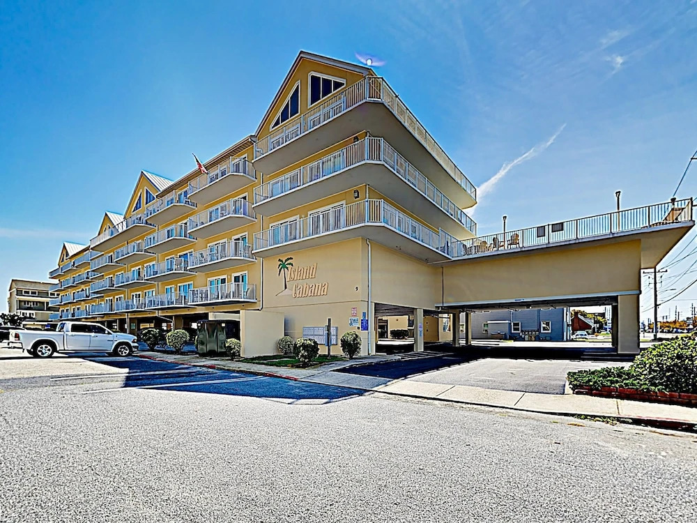 New Listing! Ocean-view W/ Pool - Near Beach 3 Bedroom Condo