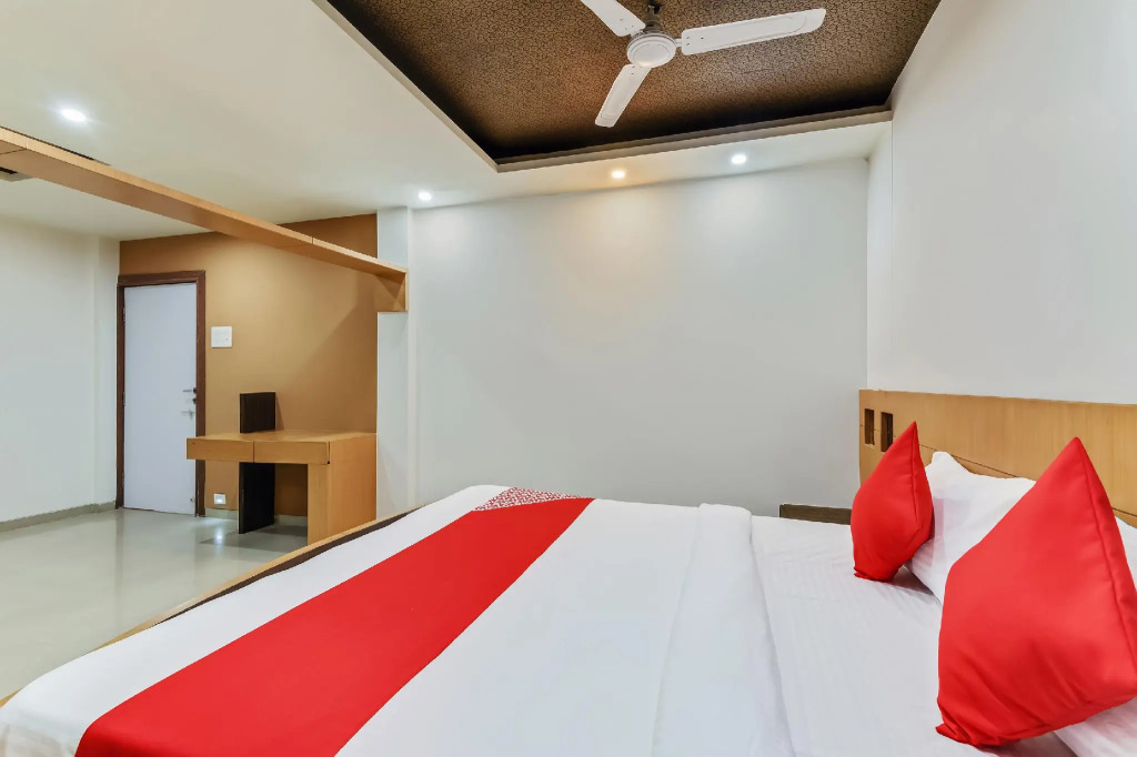 OYO Flagship 35803 Sachin Regency