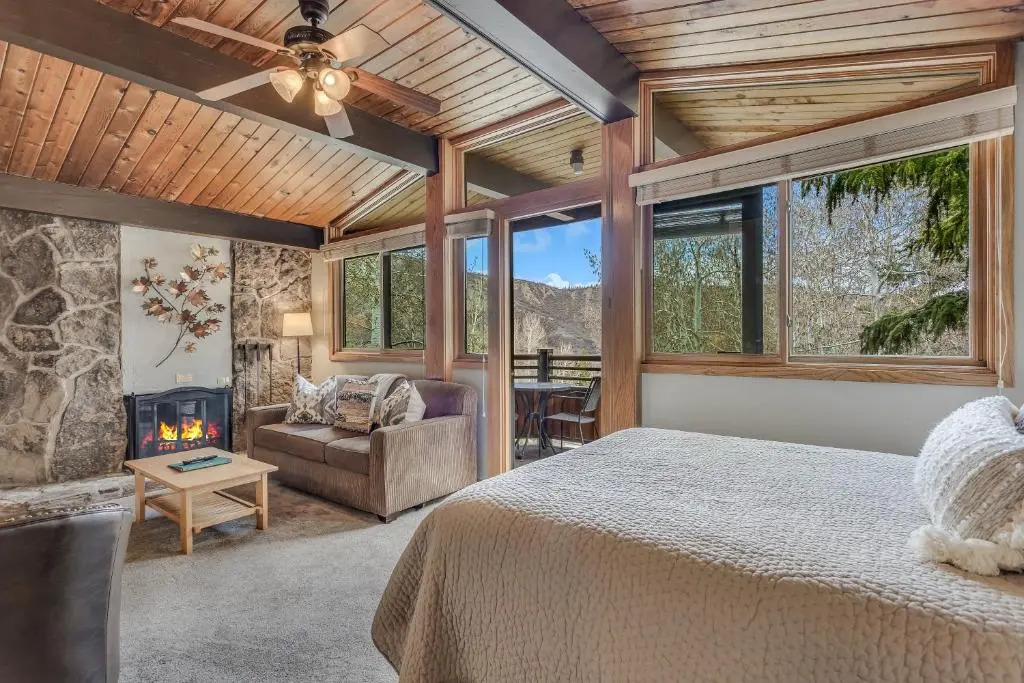 Laurelwood Condominiums Studio Deluxe Unit 115