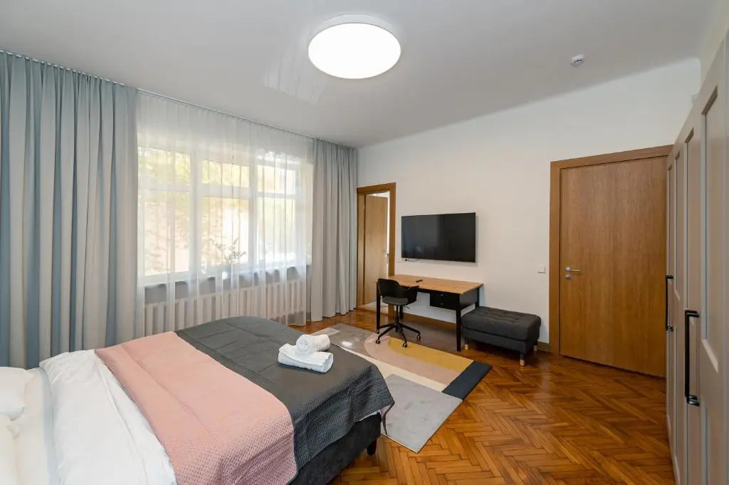 Downtown 4BD Master Apartment by Hostlovers