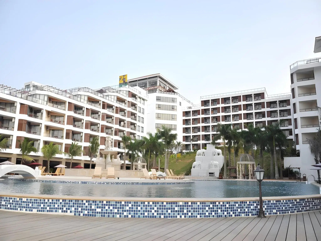 Xinglong Old Banyan Hotel