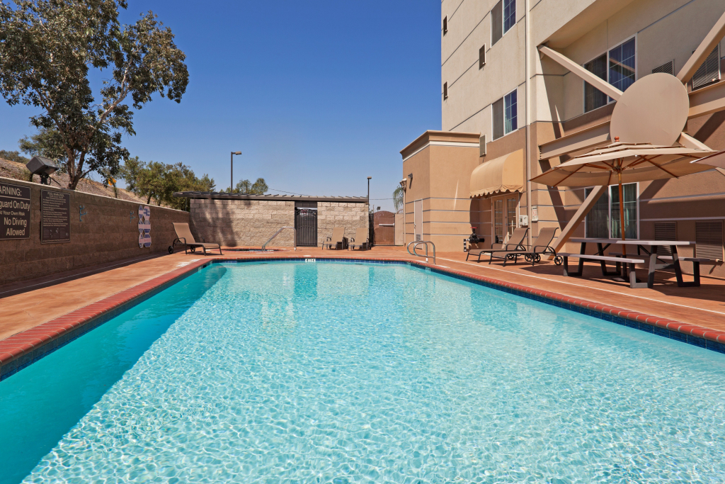 Holiday Inn Express and Suites Bakersfield Central by IHG