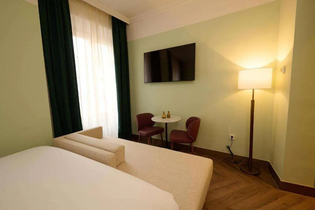 Honest Granada Hotel