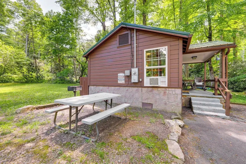 Pet-friendly Creekside Cabin w/ Pool Access!