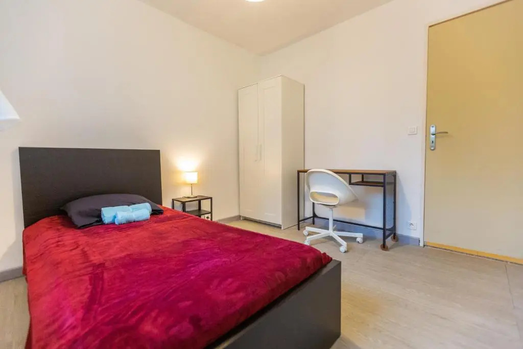 Superbe T4 renove spacieux avec stationnement libre et gratuit