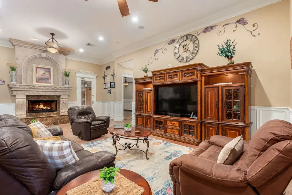 Luxury Home at Red Mountain! Heated Pool, Bocce Court, Firepits! Sleeps 10. Dog Friendly. by RedAwning