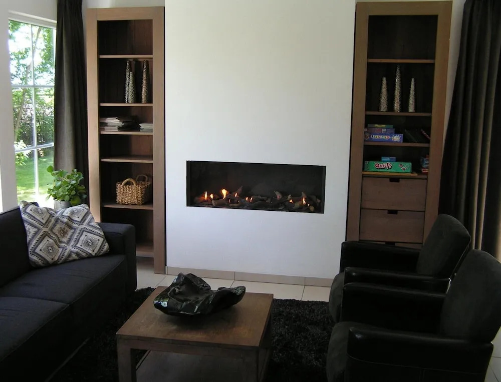 Spacious Holiday Park Villa for 10