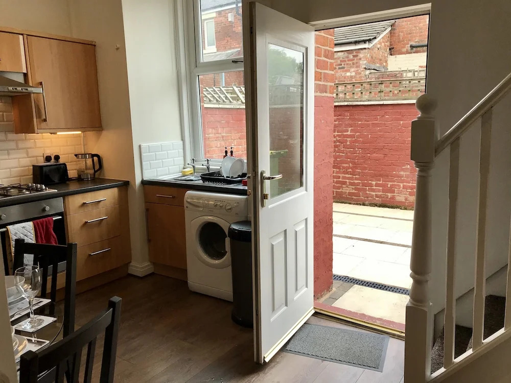 3 Bedroom House Close to M6 & M55
