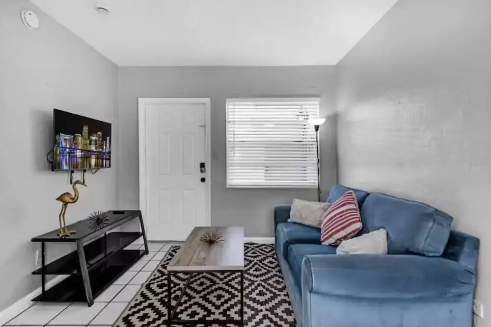 Beachside 1BR Nook Near Airport Free Parking