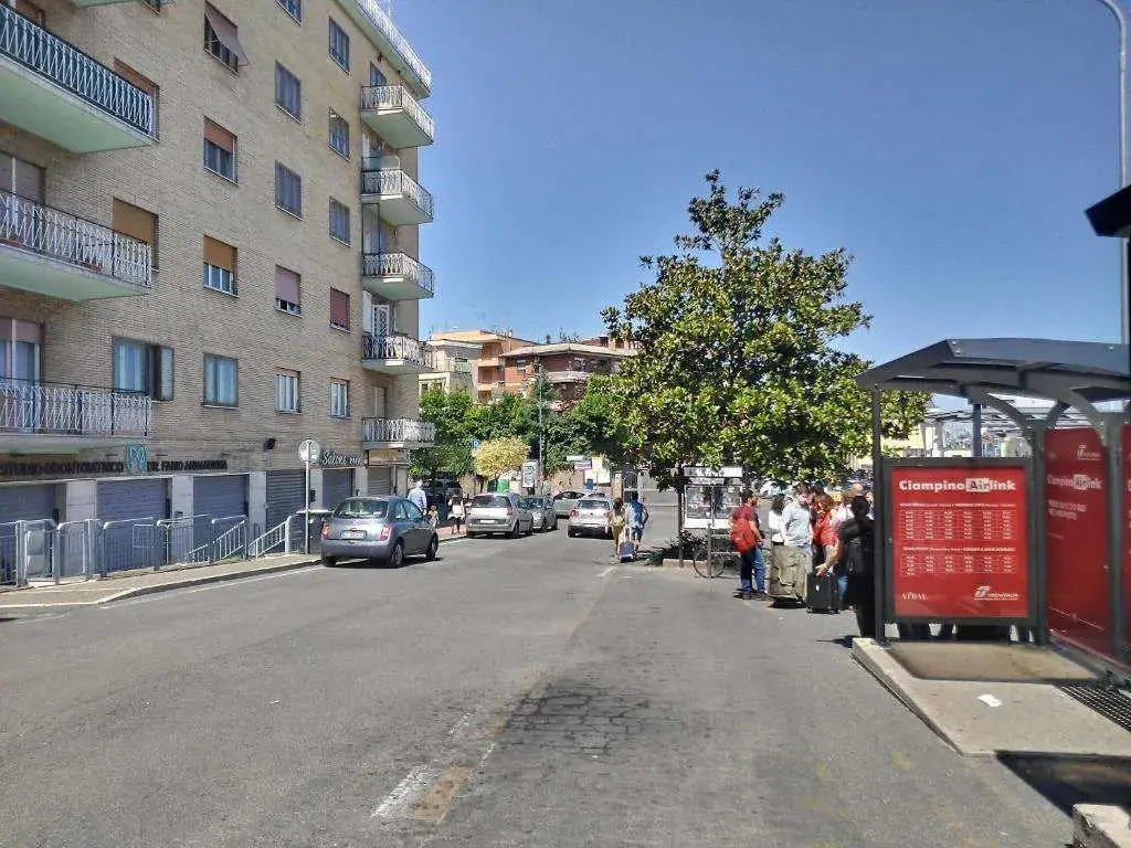 Adriatic Room 50m dalla stazione Ferroviaria di Ciampino e dalla navetta aeroportuale